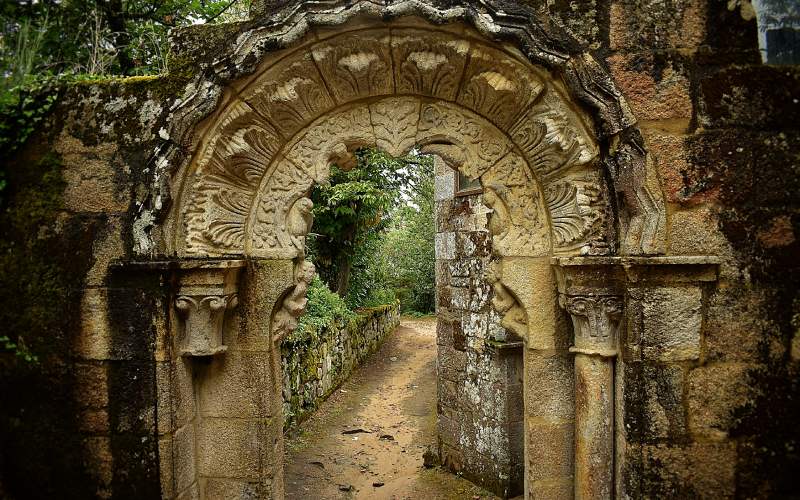Detalle del pórtico que da acceso al claustro del monasterio