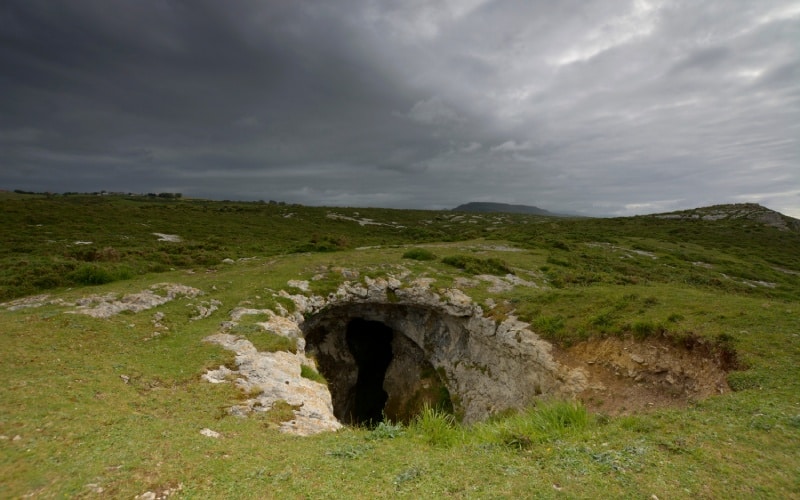 Cueva en un acantilado cerca de San Vicente de la Barquera 