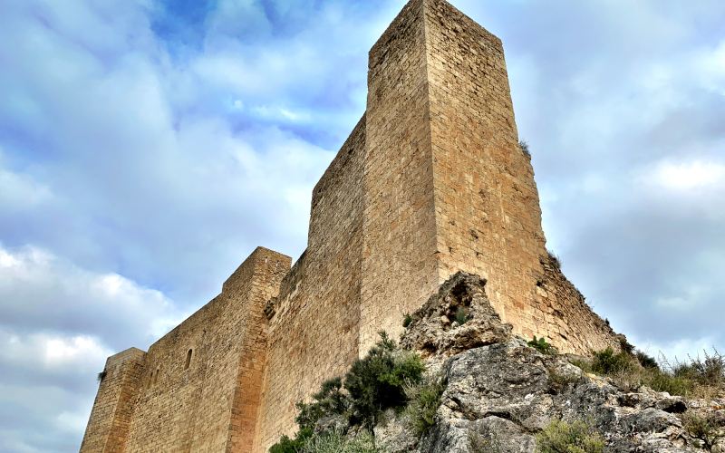 Muro y torre del Castillo de Marivet