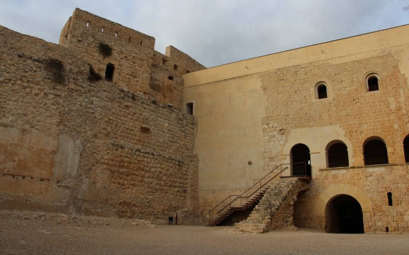 Patio de armas del castillo de Miravet