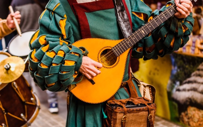 Persona tocando un laúd