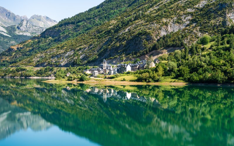 Lanuza, rodeada por un lago, tiene una de las vistas más impresionantes de Aragón