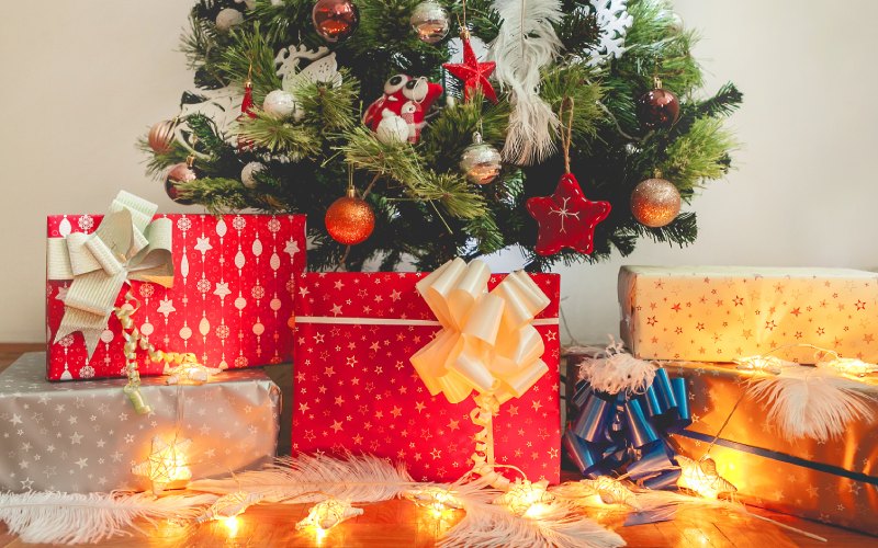 Regalos bajo árbol de navidad. | Shutterstock