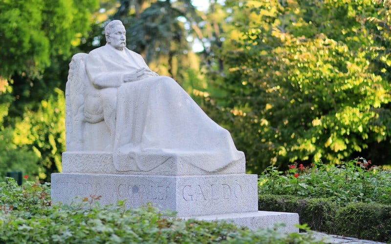 Escultura a Galdós en el Retiro