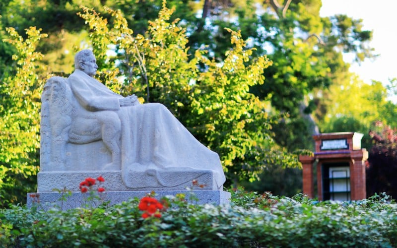 Estatua de Galdós en el parque del Retiro