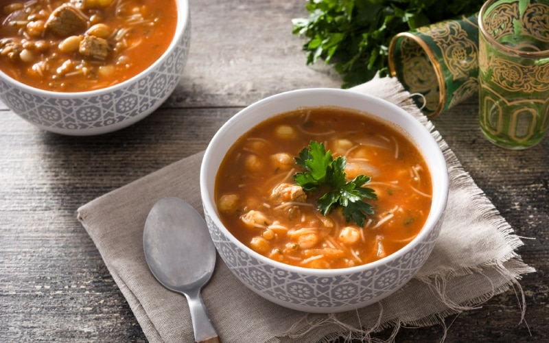 Plato de sopa moruna. | Shutterstock