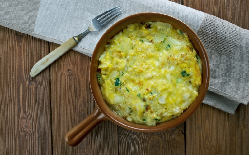 Plato de tortilla de bacalao. | Shutterstock