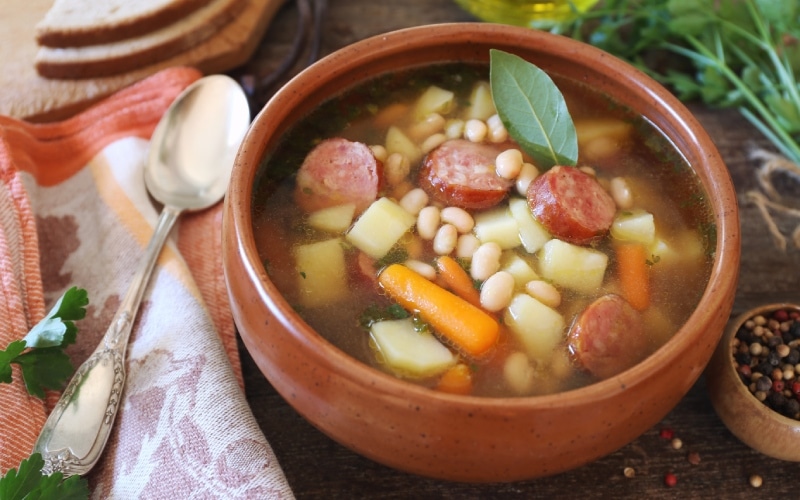 Plato de caldo gallego. | Shutterstock