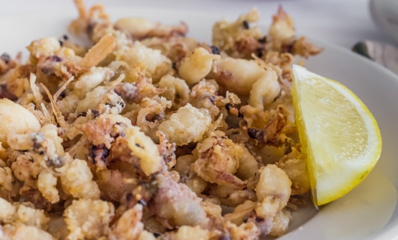 Plato de chopitos. | Shutterstock