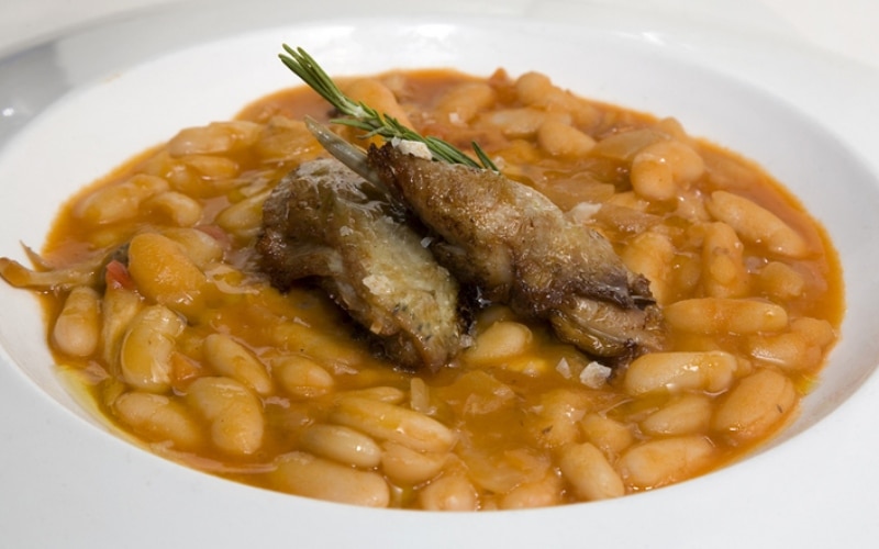 Plato de judías con liebre. | Shutterstock