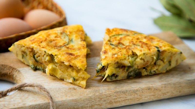 Plato de tortilla de calabacín. | Shutterstock