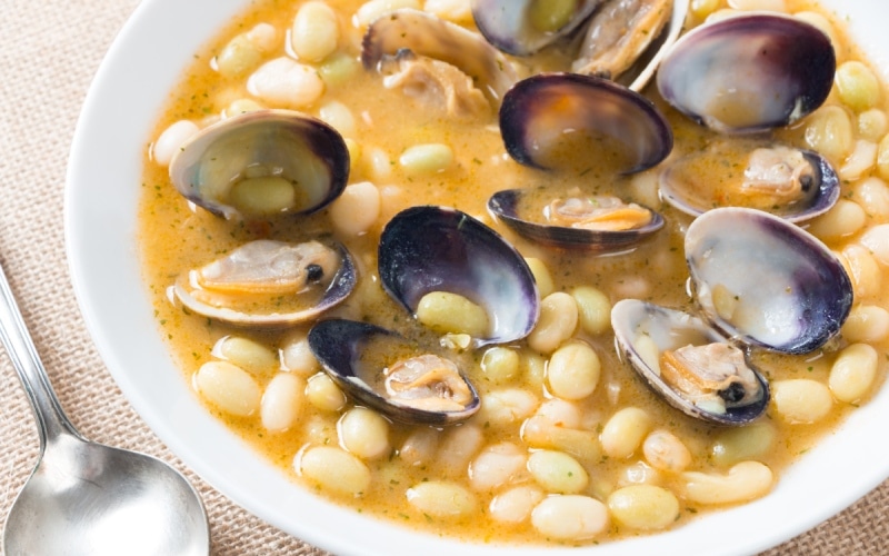 Plato de pochas con almejas. | Shutterstock
