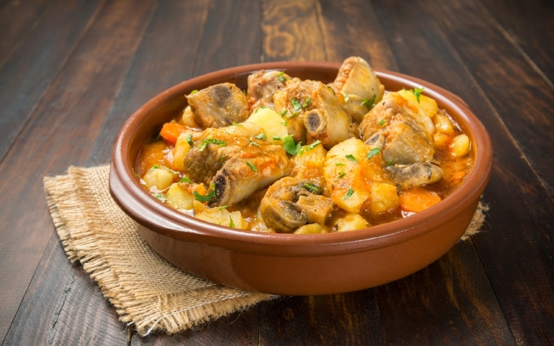 Plato de patatas con costillas. | Shutterstock