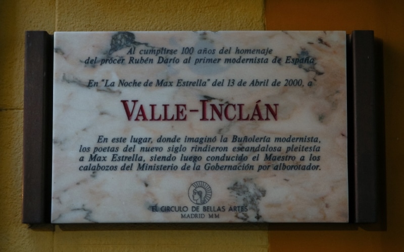 Placa conmemorativa a Valle-Inclán en la ciudad de Madrid