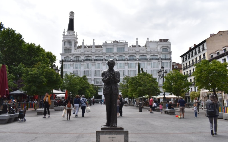 La escultura de Lorca en la Plaza de Santa Ana es uno de los monumentos más reconocibles de las calles madrileñas