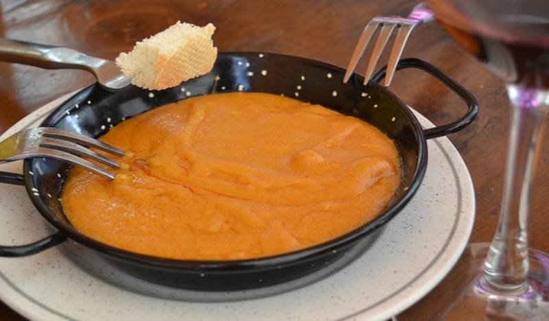 Plato de gachas manchegas. | Shutterstock