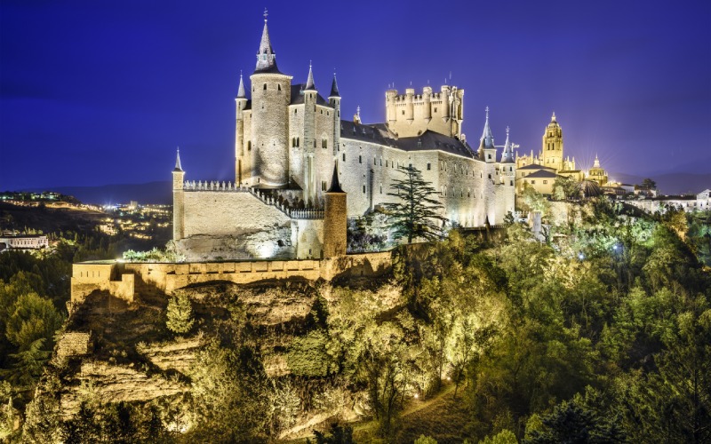 Panorámica del Alcázar de Segovia, iluminado durante la noche