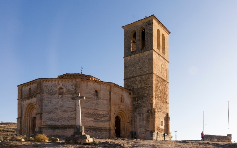 Imagen de la cruz ante la fachada de la iglesia
