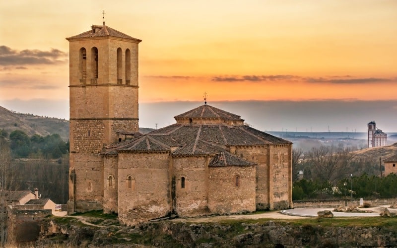 Visión completa de la iglesia bajo el cielo del atardecer