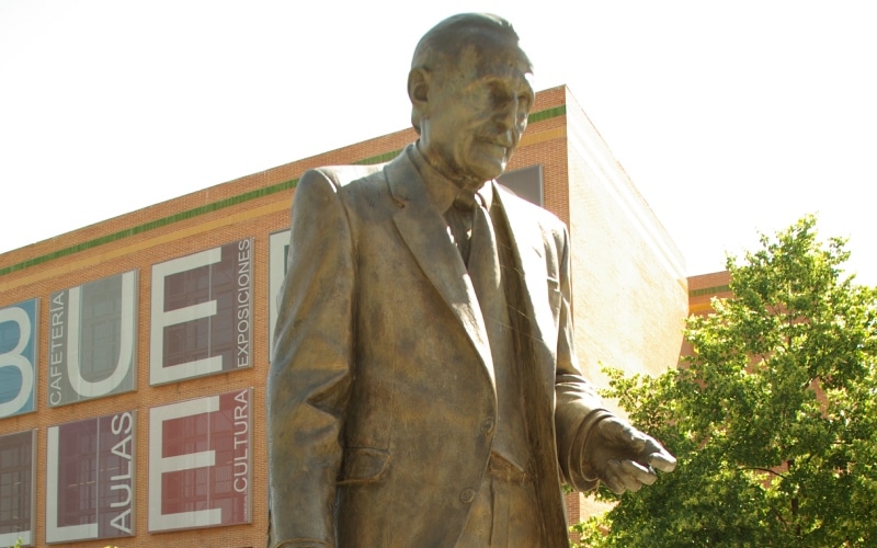 Estatua de Buero Vallejo frente al centro cultural de Alcorcón que lleva su nombre