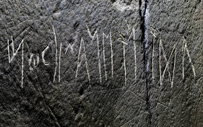 Estela de pizarra con letras de Tartessos del Museo Arqueológico de Cáceres