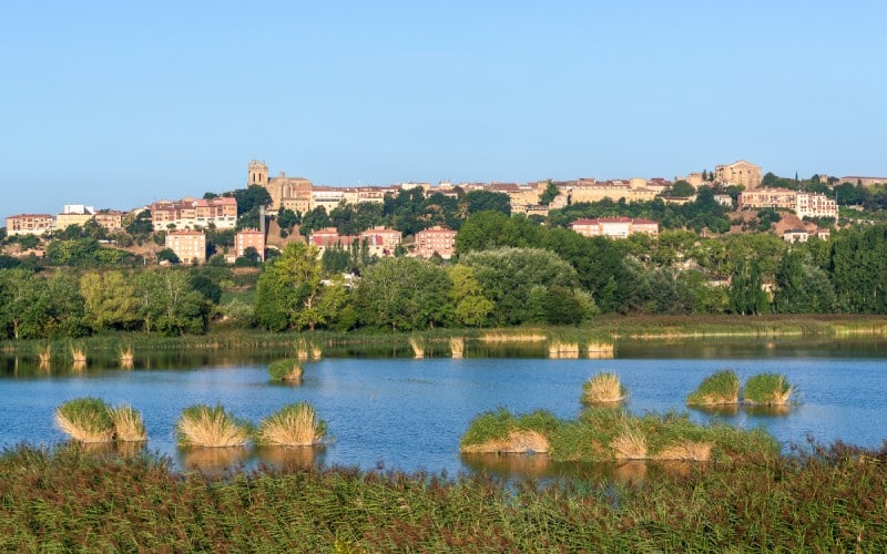 Lago de Paúl con la ciudad de Laguardia al fondo