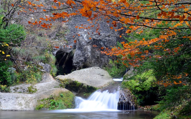 Cascada del rio Purón en el Parque Natural de Valderejo