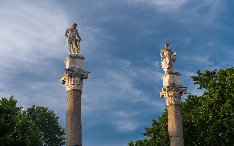 Columna de Hércules en La Alameda de Hércules de Sevilla. | Shutterstock
