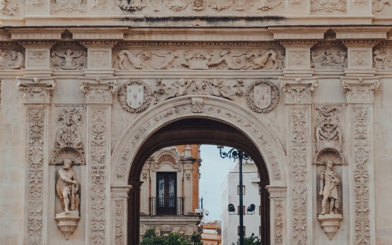 Arquillo con figura de Hércules Ayuntamiento de Sevilla