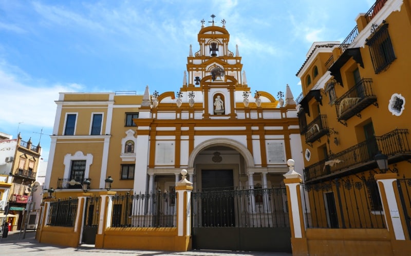 Imagen frontal de la Basílica de la Macarena, Sevilla.