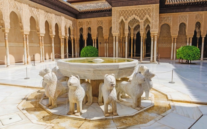 Primer plano de la mítica fuente que da nombre al Patio de los Leones, en el interior de la Alhambra
