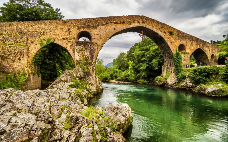 Detalle del Puente Romano de la localidad asturiana de Cangas de Onís, hogar de una cuélebre