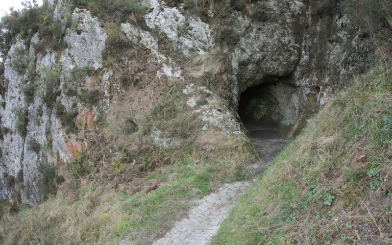 Entrada de la cueva, en lo alto del Pico Sacro, Santiago de Compostela