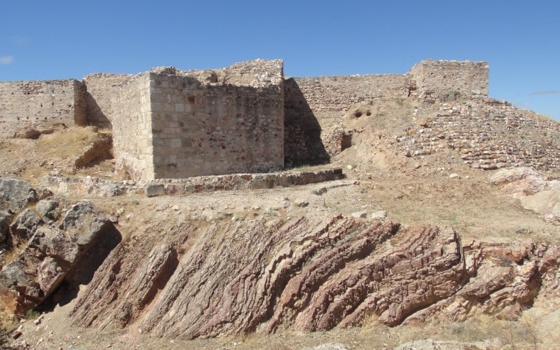 Fachada Este del Castillo de Alarcos, con restos de la torre pentagonal y foso