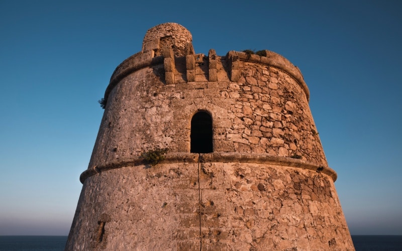 Primer plano de la Torre de Cap de Barbaria