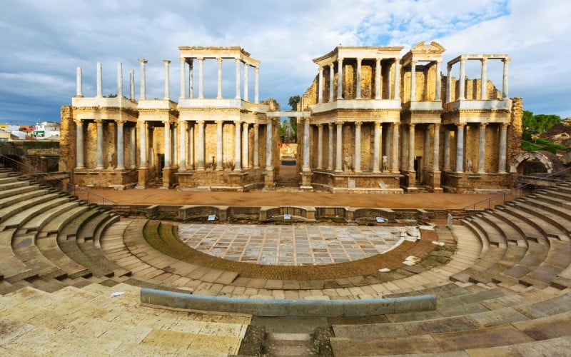 Vista cercana al muro del impresionante Teatro Romano de Mérida