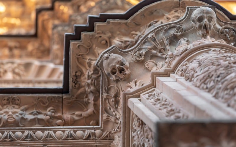 Detalle de la rana sobre la calavera en la fachada de la Universidad de Salamanca