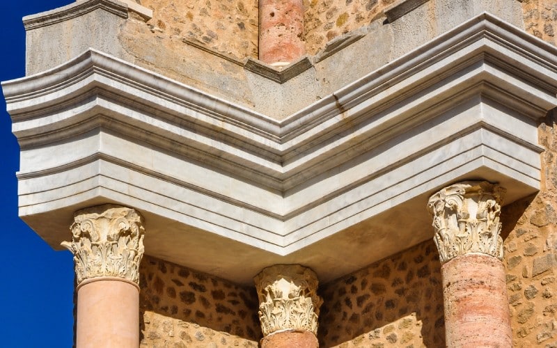Detalles de las columnas del Teatro Romano de Cartagena