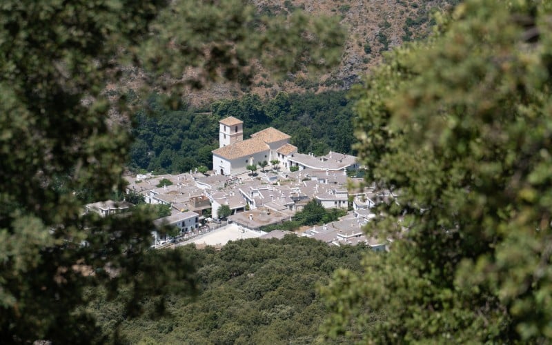 El pueblo de Bubión surgiendo entre las montañas