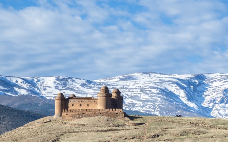 Castillo de Calahorra ante las montañas nevadas