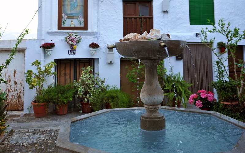 Una de las muchas fuentes de las calles de Lanjarón