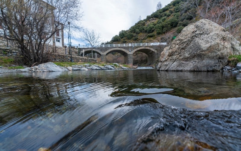 Vista del Puente Antiguo sobre el río Trevélez