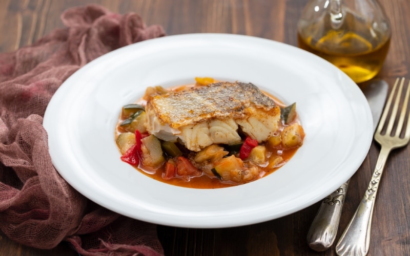 Plato de samfaina con bacalao