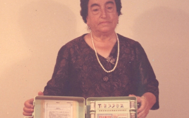 La inventora posa con su Enciclopedia Mecánica en algún punto de 1965