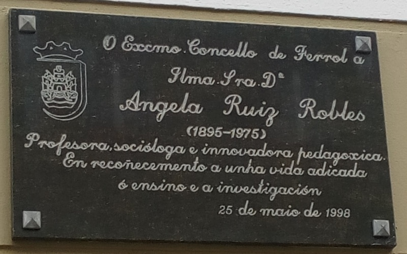Placa conmemorativa de la ciudad de Ferrol a Ángela Ruiz Robles