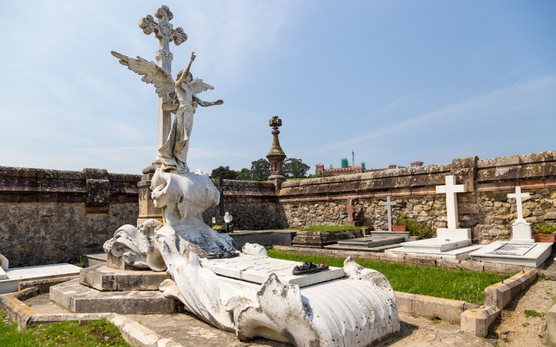 tumba cementerio Comillas