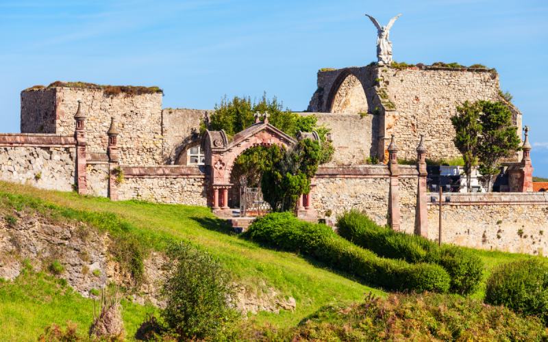 Exterior del cementerio Gótico de Comillas