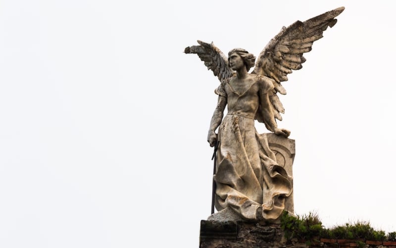Ángel Exterminador de Llimona en el cementerio gótico de comillas