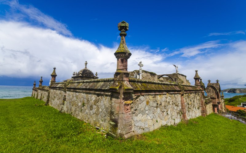 Muro del cementerio gótico de Comillas