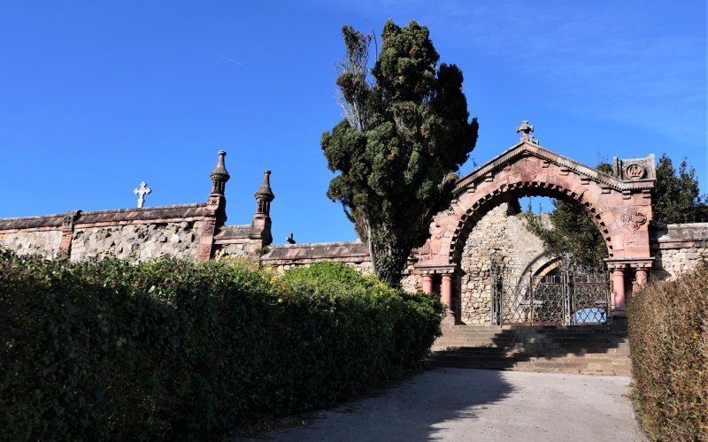 Fachada principal y acceso al cementerio gótico de comillas